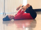 Observada por Cruise, Katie Holmes mostra elasticidade em aula de balé