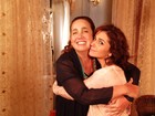 Claudia Jimenez grava cena de 'Aquele Beijo' com 'comadre' Antonelli
