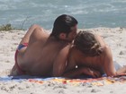 Juliana Didone e Bruno Mazzeo beijam muito em praia do Rio