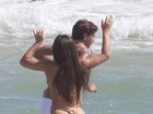 Nicole Bahls curte praia com namorado no Rio