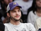 Com boné 'detonado', Ashton Kutcher vai a jogo de basquete