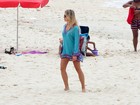 Fiu Fiu! Fiorella Matheis mostra o corpão na praia do Leblon, no Rio