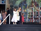 Cláudia Abreu faz compras com as filhas, Maria e Felipa