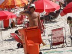De chapéu panamá, Thiago Martins aproveita o sol do Leblon