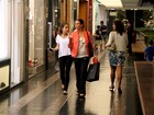 Carolina Ferraz vai a shopping do Rio com a filha