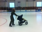 Heidi Klum patina no gelo com filha no carrinho de bebê