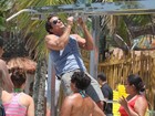 Carlos Machado atrai fãs durante gravação de 'Fina Estampa' na praia