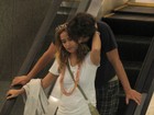 Paloma Duarte troca chamegos com namorado em shopping