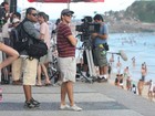 Marcelo Adnet grava filme em praia do Rio