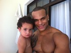 Scheila Carvalho posta foto de seus 'dois amores': marido e filha