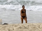 De biquíni, Andréa Beltrão exibe boa forma na praia