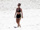 Juliana Didone se exercita e depois dá mergulho em praia no Rio