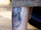 Justin Bieber tatua rosto de Jesus Cristo na perna esquerda