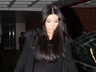 Kim Kardashian sai sem sutiã e deixa seio à mostra