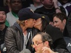Vanessa Hudgens e o namorado se beijam durante jogo de basquete