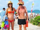 Com a filha Anja, Alessandra Ambrósio curte dia de praia em Floripa