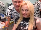 Modelo andrógino Andrej Pejic corta o cabelo em salão do Rio