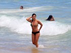 Fernanda Paes Leme vai à praia e mostra corpão