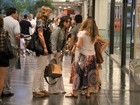 Giovanna Antonelli encontra Cláudia Abreu em shopping carioca
