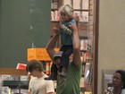 Thiago Lacerda passeia com os filhos em shopping
