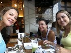 Luana Piovani almoça com amigas e posta foto no Twitter