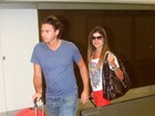Joana Balaguer desembarca com o marido em aeroporto do Rio