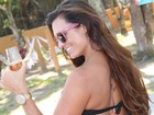 Ex-coleguinha do 'Caldeirão', Luana Ferreira toma espumante na Bahia