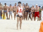 Marcelo Serrado joga futevôlei e dá mergulho em praia do Rio