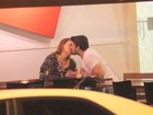 Claudia Jimenez troca beijos com rapaz durante jantar