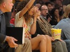 Com copo de cerveja na mão, Rihanna se empolga em jogo de basquete