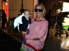 Adriane Galisteu leva o filho Vittorio para estúdio de TV pela primeira vez