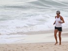 Andréa Beltrão corre nas areias do Leblon, no Rio