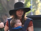 Natalie Portman exibe olheiras em passeio com o filho