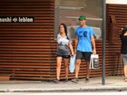 Ricardo Pereira passeia com a mulher pelas ruas do Leblon