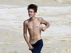 Em corrida na praia, Justin Bieber quase mostra demais
