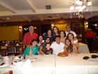 Deborah Secco e família vão a churrascaria, no Rio