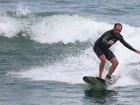Humberto Martins surfa em praia no Rio