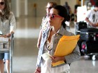 Lucélia Santos circula em aeroporto com visual moderninho 