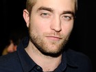 Robert Pattinson aparece de cabeça raspada e barbudo em premiação