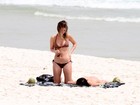 Depois de encontrar Bruno Mazzeo, Juliana Didone se bronzeia na praia