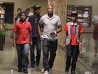 Anderson Silva leva os filhos a shopping no Rio