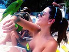 Giovanna Lancellotti encontra papagaio na praia e posta foto