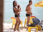 Cercado de amigos, Falcão curte praia no Rio