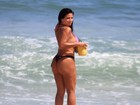 Com biquininho, Solange Gomes toma banho de balde na praia