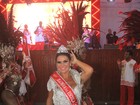 Com vestido transparente, Solange Gomes é coroada em escola no Rio