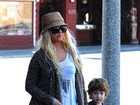 Christina Aguilera passeia com o filho e exibe (muitos) quilinhos a mais