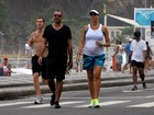 Com barrigão de sete meses, Luana Piovani caminha na orla do Rio