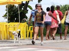 Com super fone de ouvido, Ellen Jabour caminha na orla do Rio