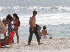 De calça, Caio Blat vai à praia do Pepê, no Rio
