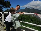 Fora do Brasil por 18 anos, ex-paquita passeia no Rio com filho 